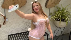 “Hermanastra ¿TE AUTOIDENTIFICAS COMO UNA QUÉ?” ¿Conejita playboy? - MyPornerLeak