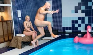 Met a blonde in the pool and treated her to a dick - MyPornerLeak