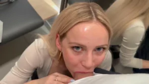 Baebaezoe Sneaks A Blowjob While Shopping - MyPornerLeak